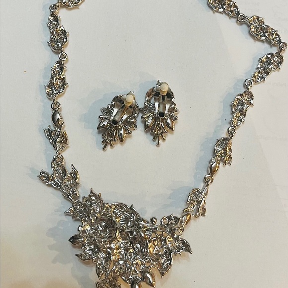 Statement silver plated necklace and clip on earrings set w/lavendar crystals - Picture 11 of 14